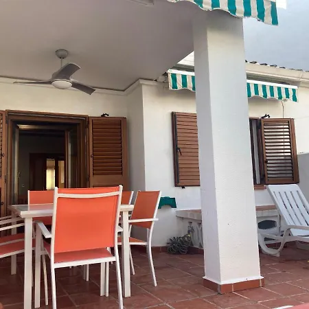 Hébergement de vacances Adosado En Urbanizacion Con Precioso Jardin Dénia
